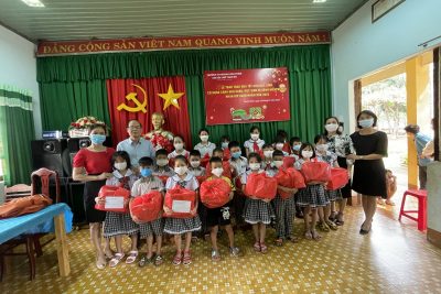 TRAO TẶNG QUÀ TẾT CHO HỌC SINH CÓ HOÀN CẢNH KHÓ KHĂN, HỌC SINH BỊ BỆNH HIỂM NGHÈO NHÂN DỊP XUÂN NHÂM DẦN 2022